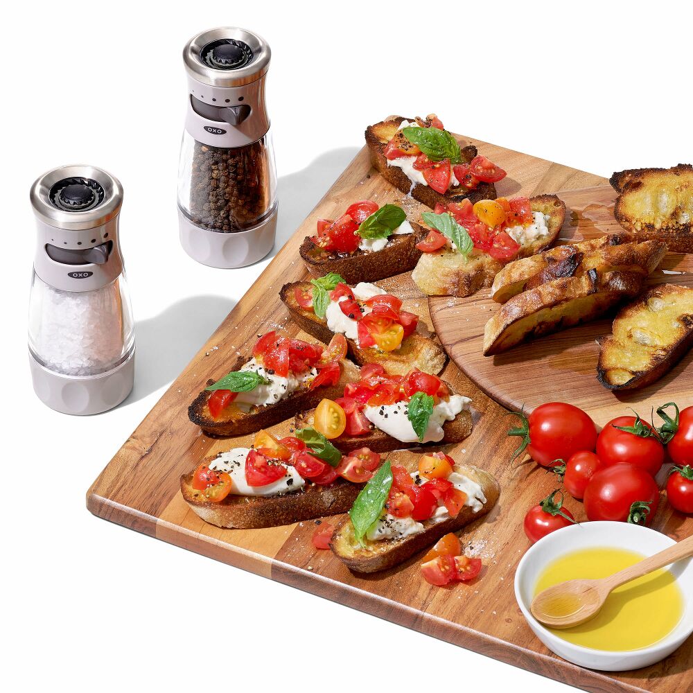 Contoured Mess-Free Pepper Grinder W4